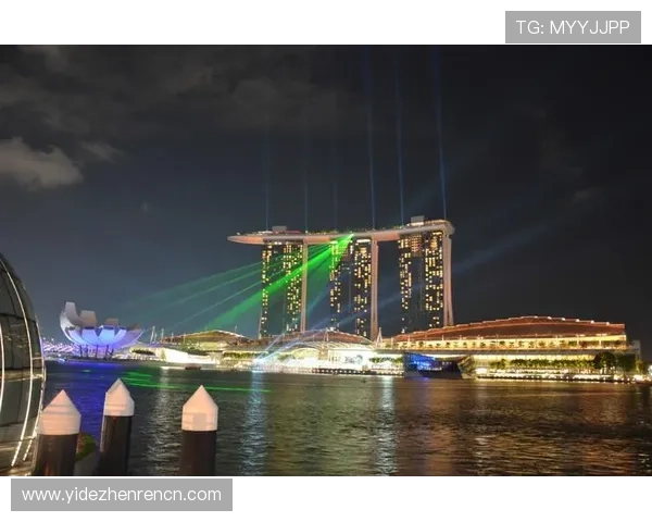 马来西亚云顶大赌场图片：夜晚灯火辉煌的赌场景观全景拍摄